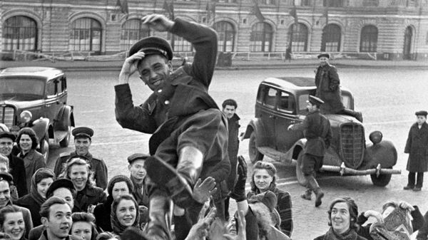 Москвичи подкидывают офицера в день победы 9 мая 1945 г. на Красной площади Москвичи подкидывают офицера в день победы 9 мая 1945 г. на Красной площади