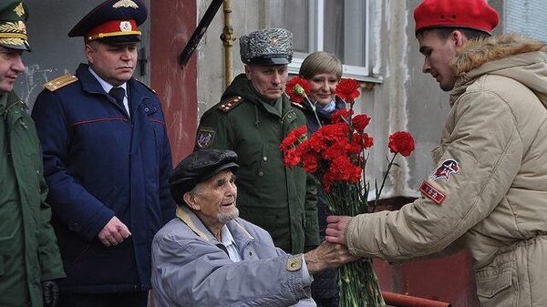 Парад для одного зрителя: как ветерана поздравили с днем снятия блокады Парад для одного зрителя: как ветерана поздравили с днем снятия блокады