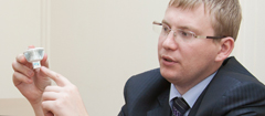 М. Гусманов: «Мы готовимся приятно удивить наших клиентов» Наиболее интересные подходы в области светодиодного освещения зачастую демонстрируют молодые фирмы, не имеющие тяжелых оков в виде уже существующего производства ламп накаливания и люминесцентных ламп. Одна из таких фирм — GlacialTech, выпускающая светодиодные лампы и светильники торговой марки GlacialLight. В России интересы GlacialLight представляет компания «НЛТ». О новинках светодиодного освещения нам рассказал генеральный директор «НЛТ» Михаил Гусманов.